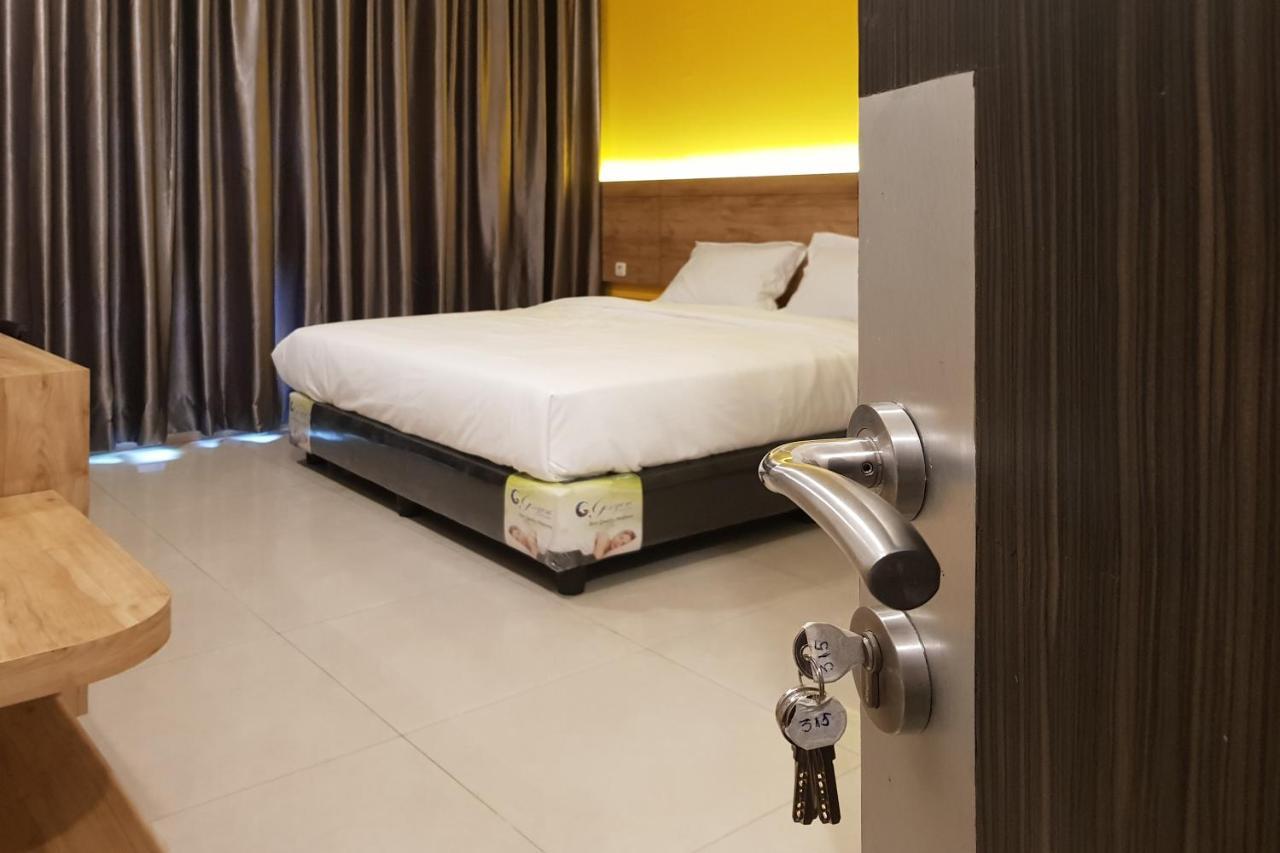 Oyo 90015 Platinum Guest House Medan Dış mekan fotoğraf