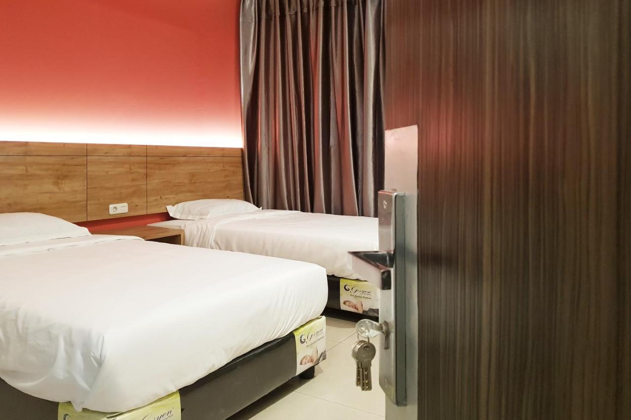Oyo 90015 Platinum Guest House Medan Dış mekan fotoğraf