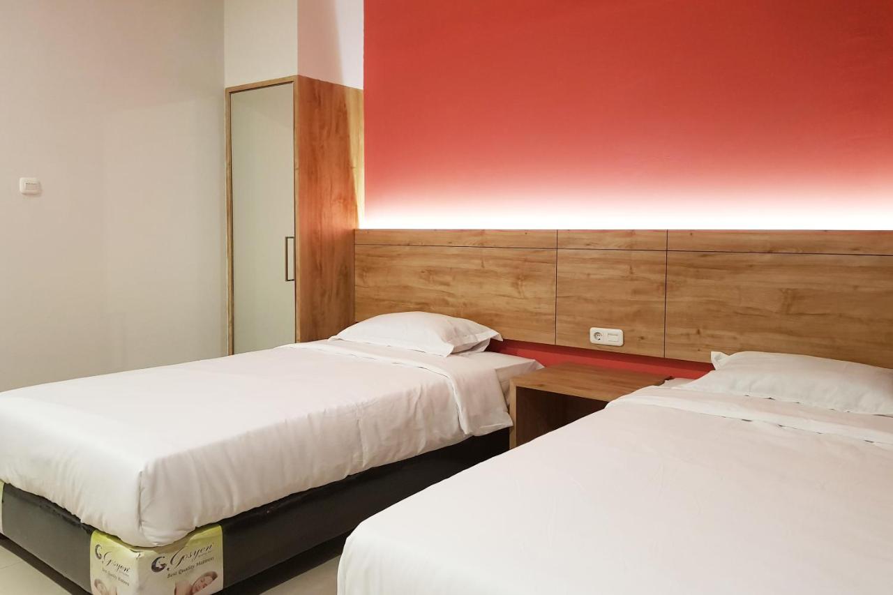 Oyo 90015 Platinum Guest House Medan Dış mekan fotoğraf